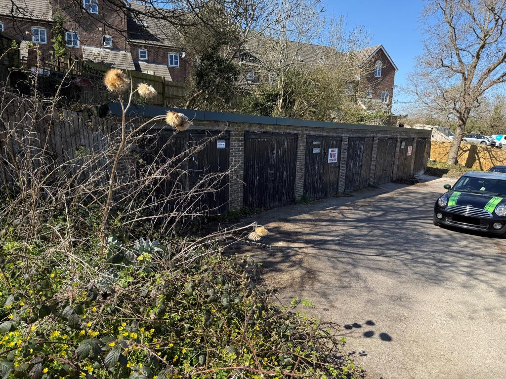 Lot: 33 - FREEHOLD BLOCK OF SEVEN GARAGES WITH POTENTIAL - Opposite side view showing driveway